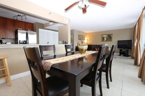 Condo in Sunny Isles Beach, Florida, 2 bedrooms  № 1965203 - photo 11