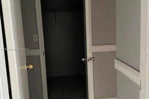 Condominio en venta en Lauderdale Lakes, Florida, 1 dormitorio, 78.97 m2 № 2007536 - foto 4