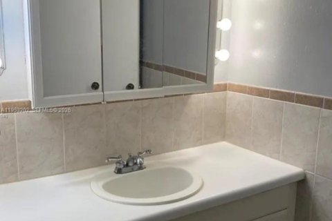 Condominio en venta en Lauderdale Lakes, Florida, 1 dormitorio, 78.97 m2 № 2007536 - foto 6