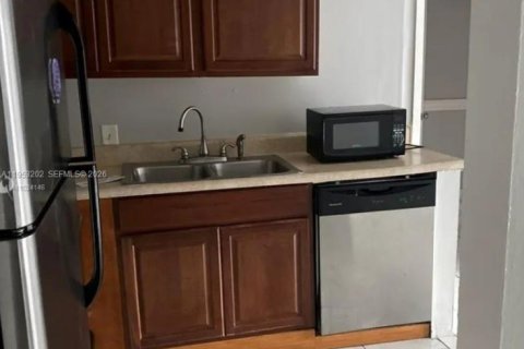 Condominio en venta en Lauderdale Lakes, Florida, 1 dormitorio, 78.97 m2 № 2007536 - foto 2