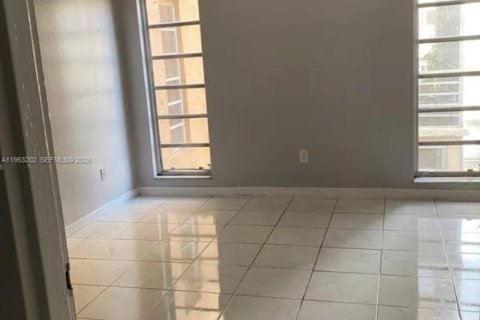 Condominio en venta en Lauderdale Lakes, Florida, 1 dormitorio, 78.97 m2 № 2007536 - foto 3