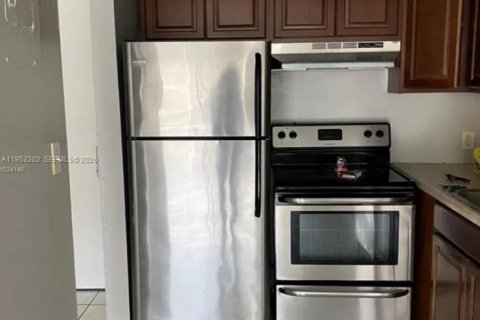 Condominio en Lauderdale Lakes, Florida, 1 dormitorio  № 2007536