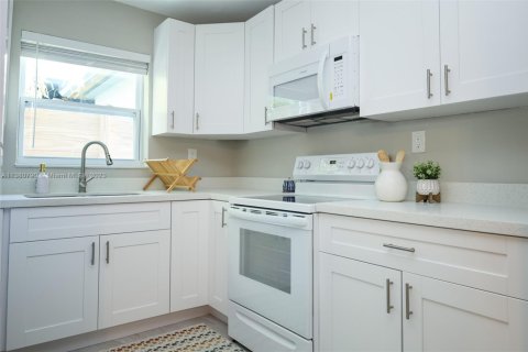 Casa en alquiler en Miami, Florida, 2 dormitorios, 92.9 m2 № 1938110 - foto 12