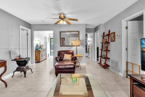 House in Oakland Park, Florida 3 bedrooms, 116.13 sq.m. № 1891629 - photo 8
