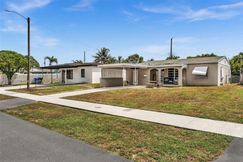House in Oakland Park, Florida 3 bedrooms, 116.13 sq.m. № 1891629 - photo 3