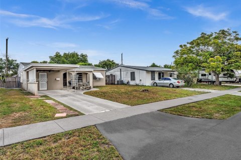 House in Oakland Park, Florida 3 bedrooms, 116.13 sq.m. № 1891629 - photo 2