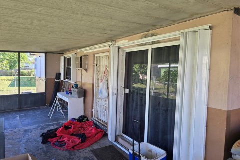 Casa en venta en Miami Gardens, Florida, 5 dormitorios, 155.52 m2 № 2003282 - foto 17