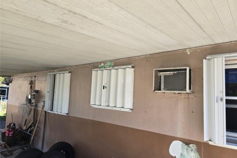 Casa en venta en Miami Gardens, Florida, 5 dormitorios, 155.52 m2 № 2003282 - foto 6