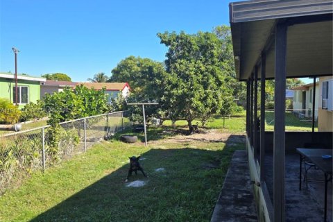 Casa en venta en Miami Gardens, Florida, 5 dormitorios, 155.52 m2 № 2003282 - foto 13