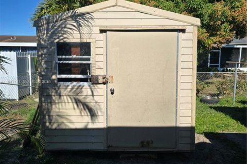 Casa en venta en Miami Gardens, Florida, 5 dormitorios, 155.52 m2 № 2003282 - foto 10