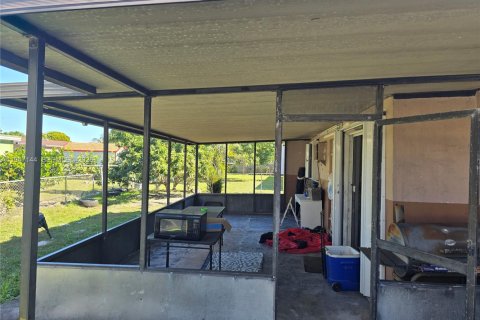 Casa en venta en Miami Gardens, Florida, 5 dormitorios, 155.52 m2 № 2003282 - foto 11