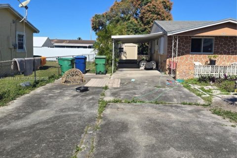 Casa en venta en Miami Gardens, Florida, 5 dormitorios, 155.52 m2 № 2003282 - foto 4