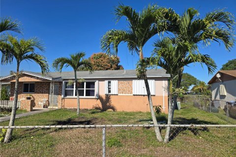 Casa en venta en Miami Gardens, Florida, 5 dormitorios, 155.52 m2 № 2003282 - foto 3