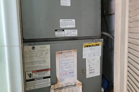 Casa en venta en Miami Gardens, Florida, 5 dormitorios, 155.52 m2 № 2003282 - foto 30