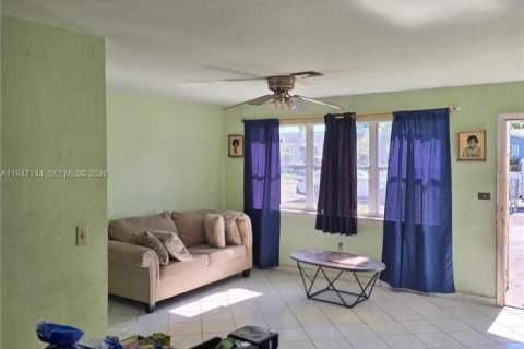 Casa en venta en Miami Gardens, Florida, 5 dormitorios, 155.52 m2 № 2003282 - foto 22
