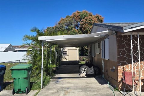 Casa en venta en Miami Gardens, Florida, 5 dormitorios, 155.52 m2 № 2003282 - foto 5