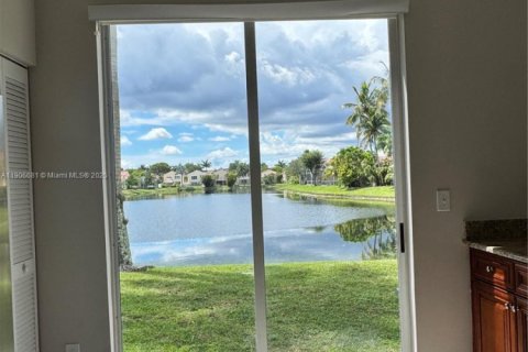 Снять в аренду виллу или дом в Корал-Спрингс, Флорида 4 спальни, 206.24м2, № 1963195 - фото 23