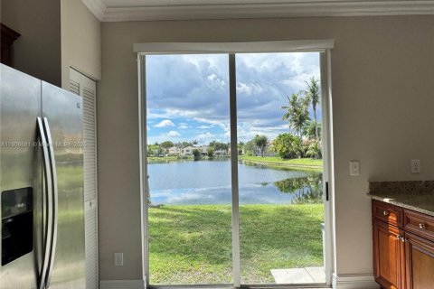 Снять в аренду виллу или дом в Корал-Спрингс, Флорида 4 спальни, 206.24м2, № 1963195 - фото 6