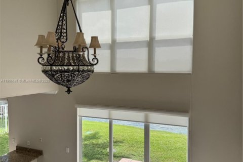 Снять в аренду виллу или дом в Корал-Спрингс, Флорида 4 спальни, 206.24м2, № 1963195 - фото 3