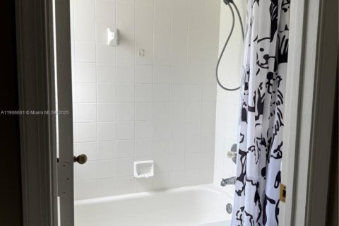 Снять в аренду виллу или дом в Корал-Спрингс, Флорида 4 спальни, 206.24м2, № 1963195 - фото 14