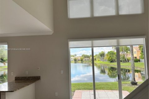 Снять в аренду виллу или дом в Корал-Спрингс, Флорида 4 спальни, 206.24м2, № 1963195 - фото 7