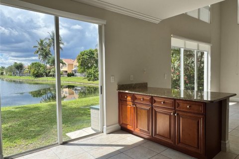 Снять в аренду виллу или дом в Корал-Спрингс, Флорида 4 спальни, 206.24м2, № 1963195 - фото 5