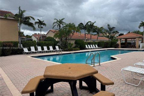 Снять в аренду виллу или дом в Корал-Спрингс, Флорида 4 спальни, 206.24м2, № 1963195 - фото 26