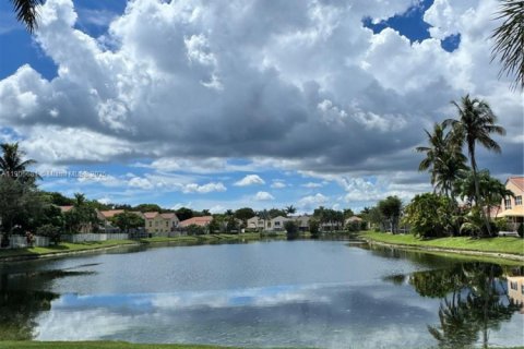 Снять в аренду виллу или дом в Корал-Спрингс, Флорида 4 спальни, 206.24м2, № 1963195 - фото 8