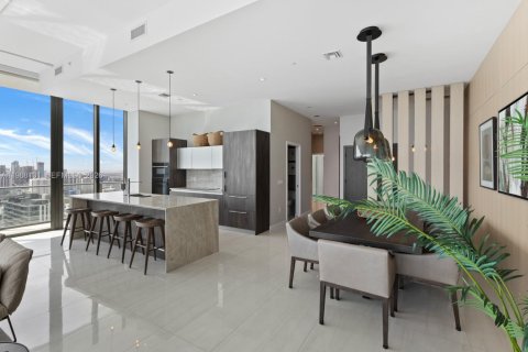 Condo in Miami, Florida, 4 bedrooms  № 2040907 - photo 9