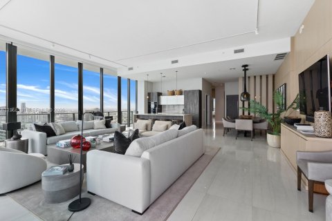 Condo in Miami, Florida, 4 bedrooms  № 2040907 - photo 2