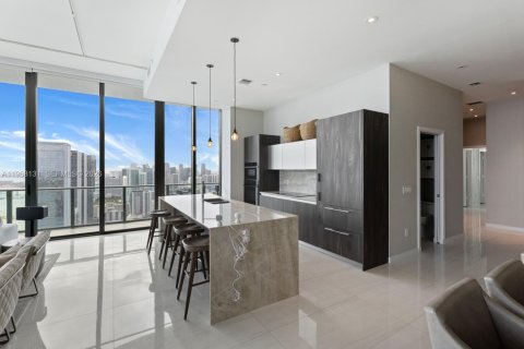 Condo in Miami, Florida, 4 bedrooms  № 2040907 - photo 8
