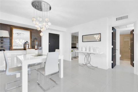 Condominio en alquiler en Hallandale Beach, Florida, 2 dormitorios, 102.19 m2 № 2000306 - foto 3