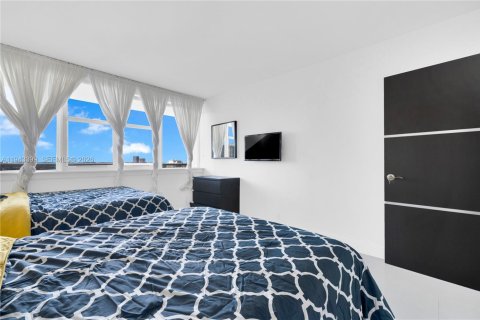 Condominio en alquiler en Hallandale Beach, Florida, 2 dormitorios, 102.19 m2 № 2000306 - foto 24