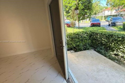 Copropriété à vendre à Pembroke Pines, Floride: 2 chambres, 96.34 m2 № 1963336 - photo 2