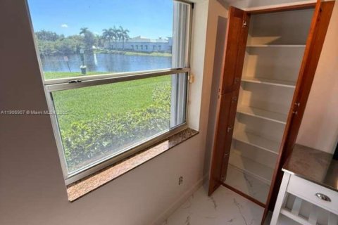 Copropriété à vendre à Pembroke Pines, Floride: 2 chambres, 96.34 m2 № 1963336 - photo 5