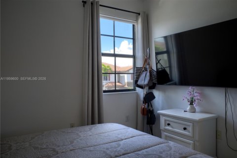 Townhouse in Hialeah, Florida 3 bedrooms, 146.23 sq.m. № 2080655 - photo 25