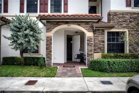 Townhouse in Hialeah, Florida 3 bedrooms, 146.23 sq.m. № 2080655 - photo 2