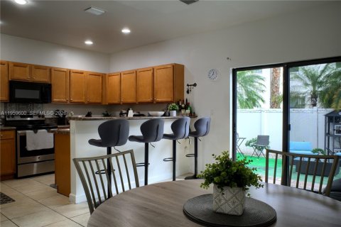 Townhouse in Hialeah, Florida 3 bedrooms, 146.23 sq.m. № 2080655 - photo 9