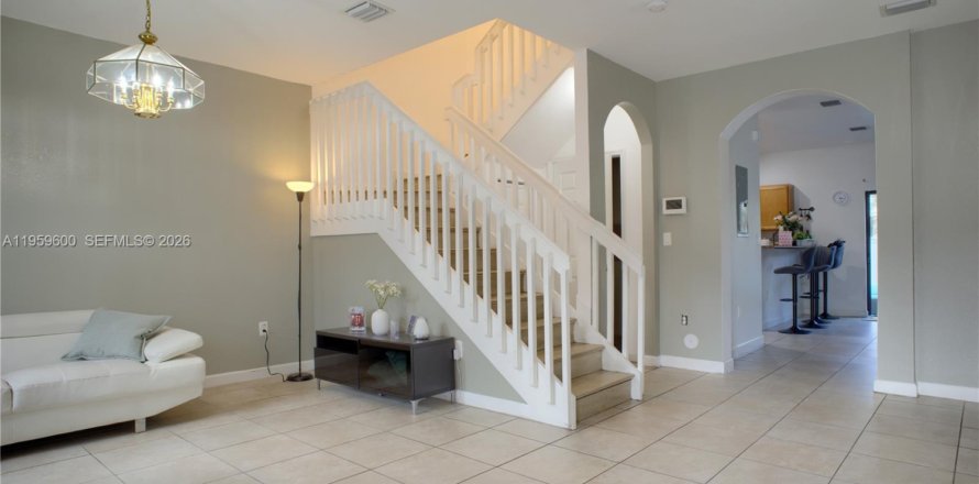 Townhouse in Hialeah, Florida 3 bedrooms, 146.23 sq.m. № 2080655