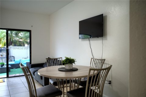 Townhouse in Hialeah, Florida 3 bedrooms, 146.23 sq.m. № 2080655 - photo 8