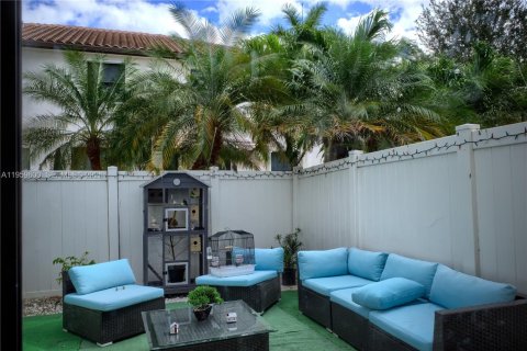 Townhouse in Hialeah, Florida 3 bedrooms, 146.23 sq.m. № 2080655 - photo 13