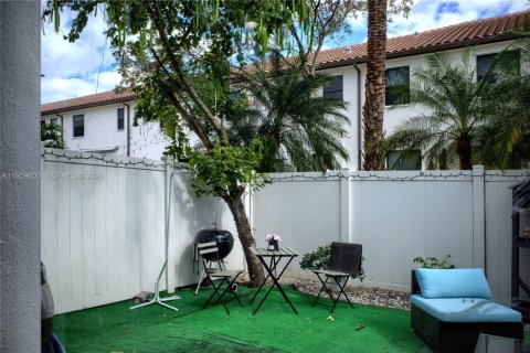 Townhouse in Hialeah, Florida 3 bedrooms, 146.23 sq.m. № 2080655 - photo 12