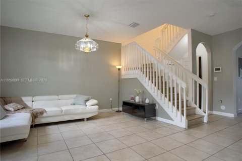Townhouse in Hialeah, Florida 3 bedrooms, 146.23 sq.m. № 2080655 - photo 4