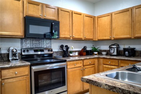 Townhouse in Hialeah, Florida 3 bedrooms, 146.23 sq.m. № 2080655 - photo 14