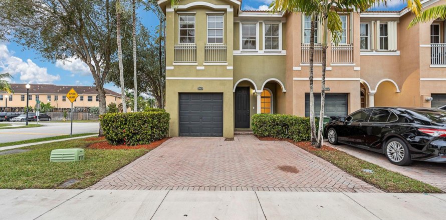 Townhouse in Homestead, Florida 4 bedrooms, 172.05 sq.m. № 1804411