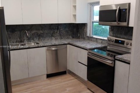 Снять в аренду виллу или дом в Майами, Флорида 3 спальни, 117.99м2, № 2035040 - фото 2