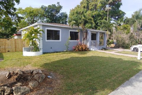 Снять в аренду виллу или дом в Майами, Флорида 3 спальни, 117.99м2, № 2035040 - фото 3