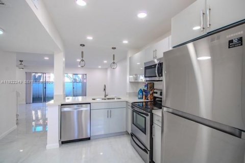 Townhouse in Coral Springs, Florida 3 bedrooms, 125.79 sq.m. № 1976159 - photo 4