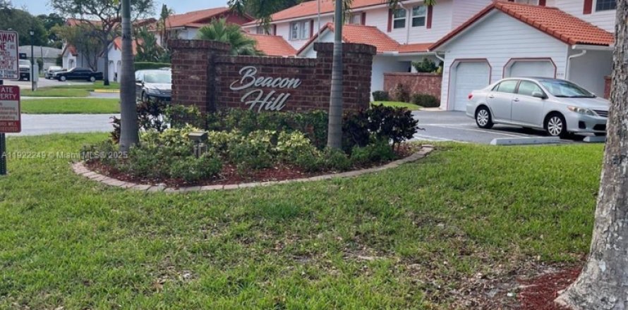 Townhouse in Coral Springs, Florida 3 bedrooms, 125.79 sq.m. № 1976159