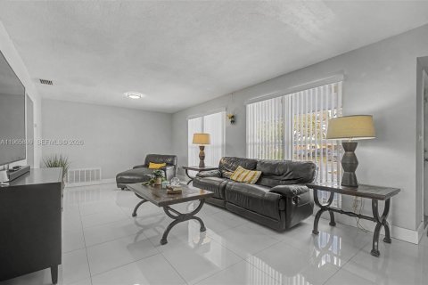 House in Miramar, Florida 3 bedrooms, 149.67 sq.m. № 2027776 - photo 5